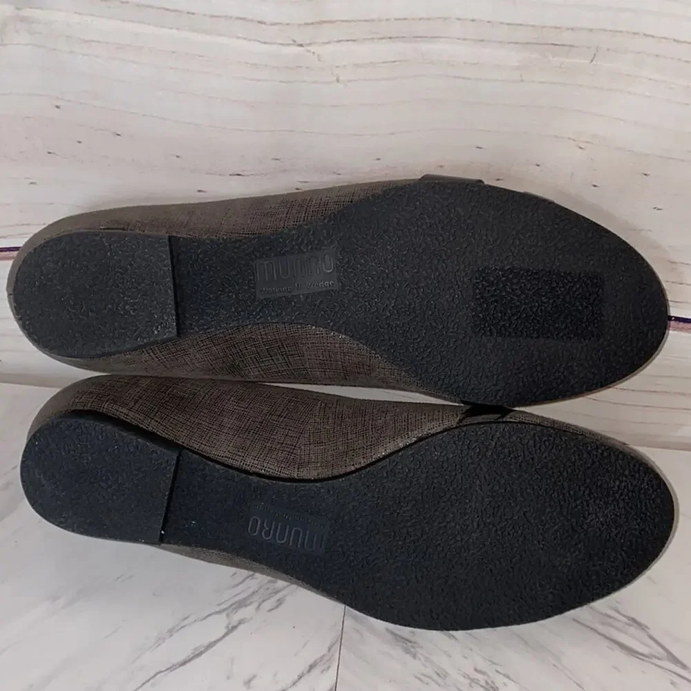 Munro Silver Buckle Flats 7.5 Like New